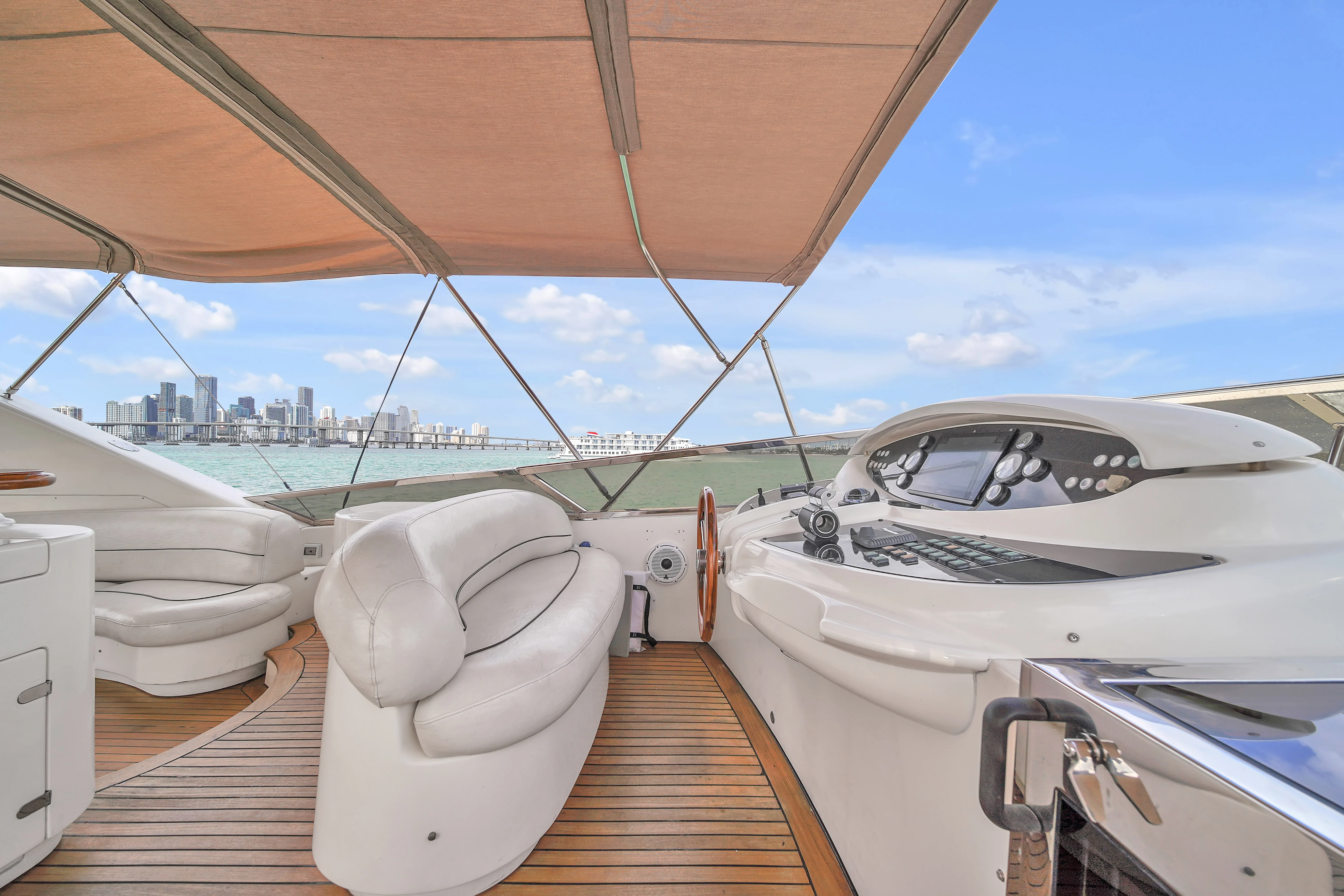 105ft Azimut Daniela flybridge lounge